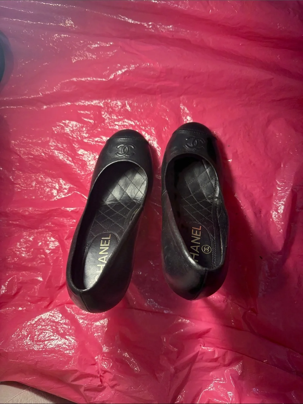 CHANEL Black Quilted Leather Round-Toe Pumps with CC Logo
